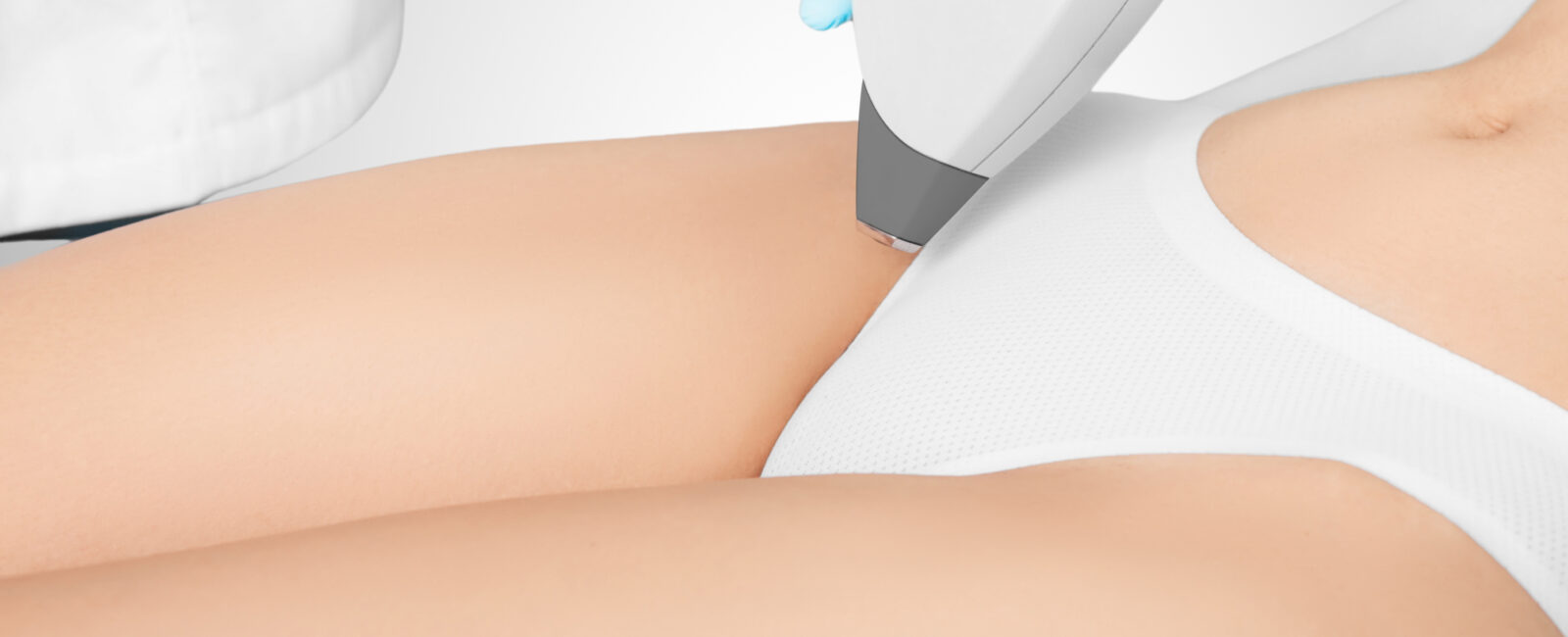 Das Bild zeigt eine Laserbehandlung an der Bikinizone, bei der der hochmoderne Inwave 4-Laser von Spectra zum Einsatz kommt. Dermacare Wien nutzt diese fortschrittliche Technologie, um im Intimbereich Haarentfernung sanft, präzise und nahezu schmerzfrei durchzuführen. Der Inwave 4-Laser ist speziell für empfindliche Haut geeignet und sorgt für dauerhaft glatte Ergebnisse.