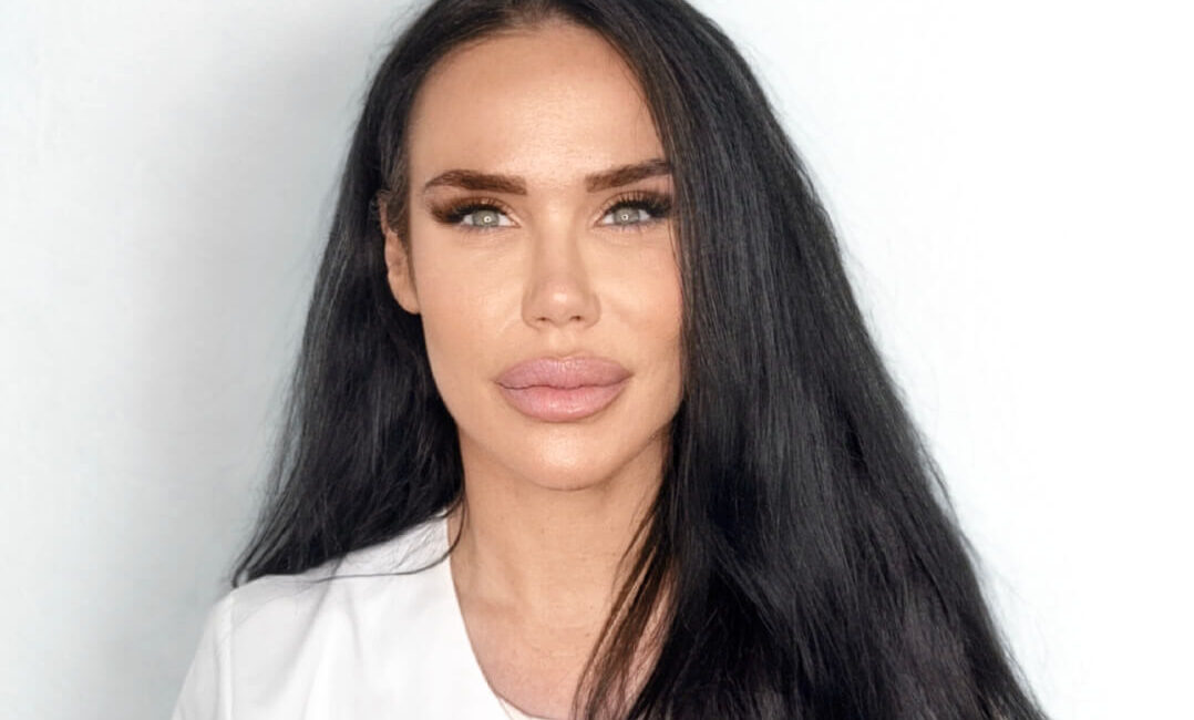 Auf dem Bild ist Samantha zu sehen. Eine schwarzhaarige Mitarbeiterin des Dermacare Insituts in Wien.