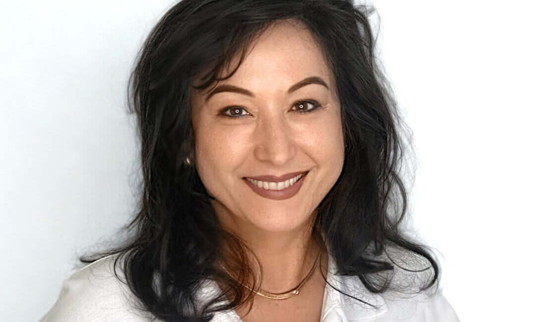 Auf dem Bild ist Dr. Ciovica zu sehen. Eine schwarzhaarige Ärztin des Dermacare Insituts in Wien.