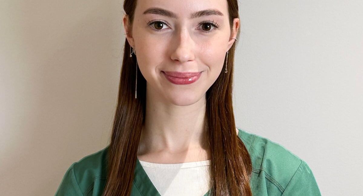 Auf dem Bild ist eine junge braunhaarige Frau zu sehen. Ihr Name ist Alexa.