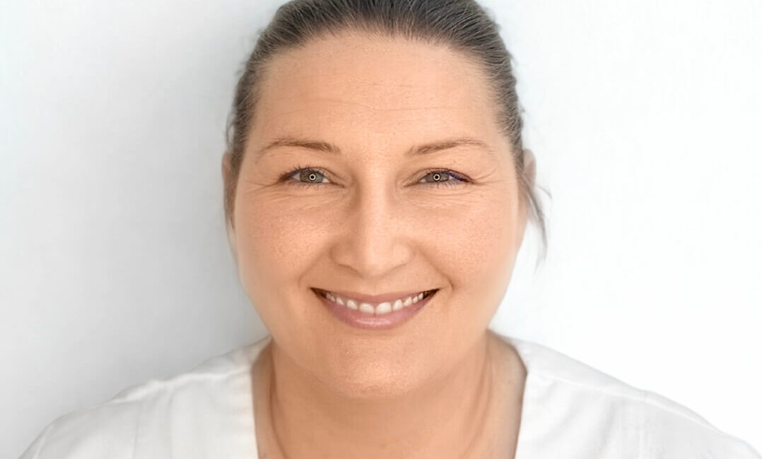 Auf dem Bild ist Daniela zu sehen. Eine schwarzhaarige Mitarbeiterin des Dermacare Insituts in Wien.