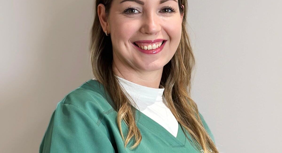 Auf dem Bild ist eine blonde Frau zu sehen mit weißem Oberteil. Ihr Name ist Maria und sie ist eine Mitarbeiterin von Dermacare Wien.