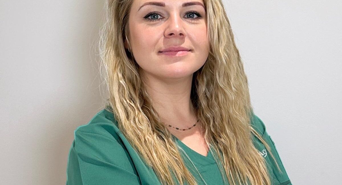 Auf dem Bild ist eine blondhaarige Frau zu sehen. Ihr Name ist Paulina.