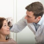 Das Bild steht für Botox Preise Wien. Das Bild zeigt die stilvolle Fassade der Dermacare-Klinik in Wien, ein renommiertes Zentrum für ästhetische Medizin. Im Hintergrund sieht man die gepflegte Umgebung der Klinik mit einem Hauch von Grünflächen und moderner Architektur.