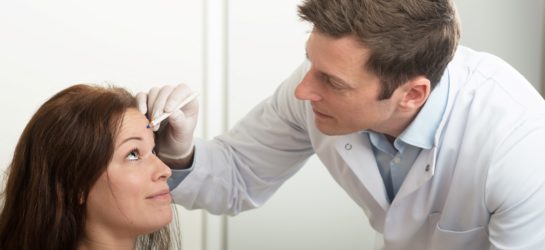 Das Bild steht für Botox Preise Wien. Das Bild zeigt die stilvolle Fassade der Dermacare-Klinik in Wien, ein renommiertes Zentrum für ästhetische Medizin. Im Hintergrund sieht man die gepflegte Umgebung der Klinik mit einem Hauch von Grünflächen und moderner Architektur.