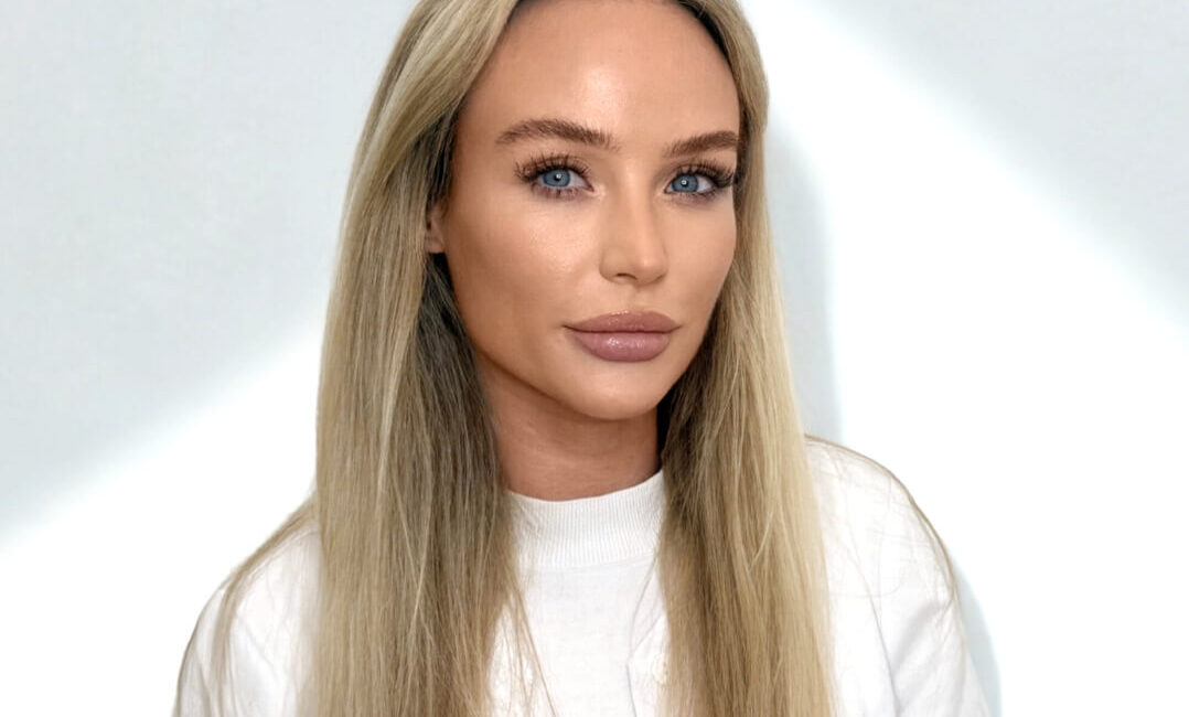 Auf dem bild ist eine blonde Frau zu sehen. Sie arbeitet für Dermacare Wien und heißt Katrin.