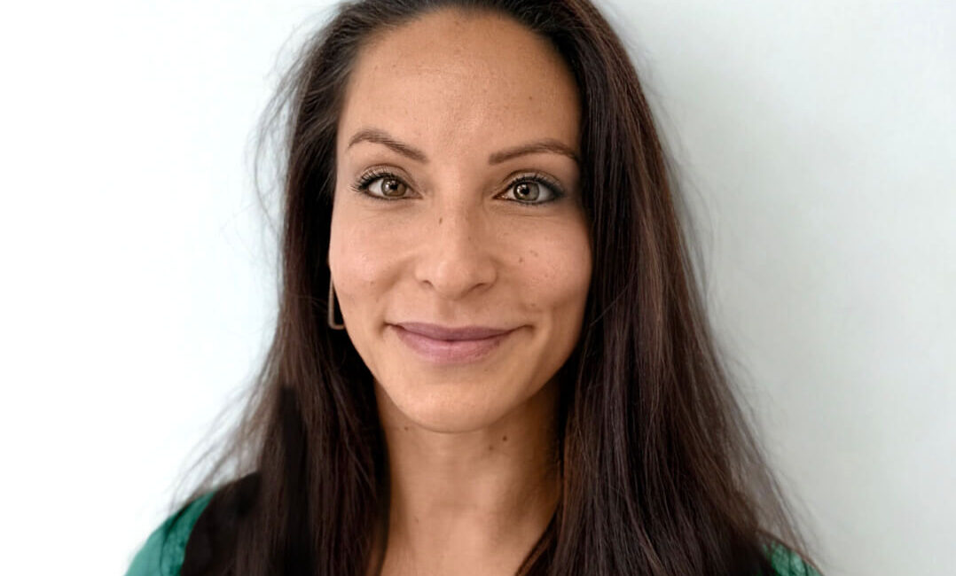 Auf dem Bild ist Jasmin zu sehen. Sie ist eine Braunhaarige Frau die die Position Back Office Managment bei Dermacare Wien vertritt.